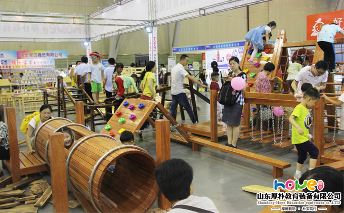 專家在“幼兒園教育裝備深化改革規范發展”研討會上提出——  幼兒園教育裝