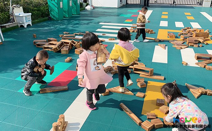 山東厚樸戶外碳化積木案例——青島濱河幼兒園