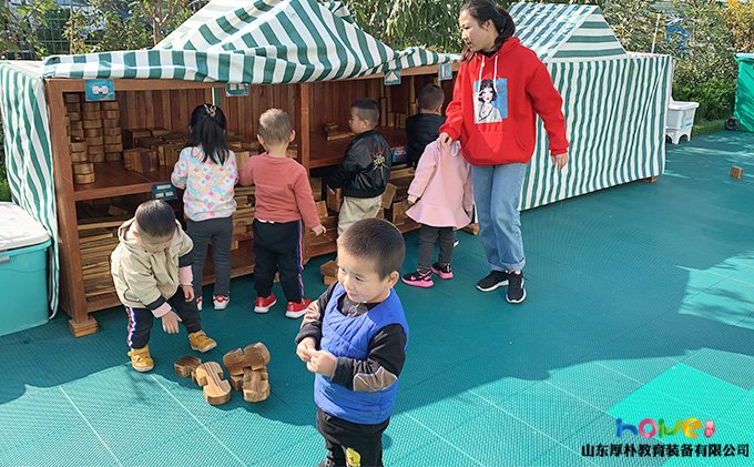 山東厚樸戶外碳化積木案例——青島濱河幼兒園