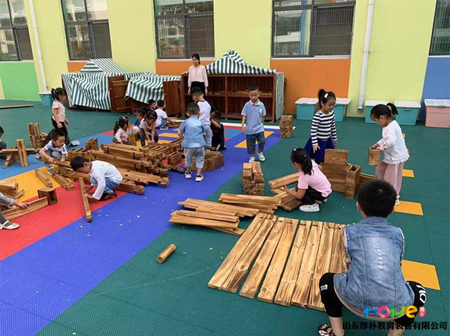 幼兒園大班孩子玩積木游戲的觀察記錄