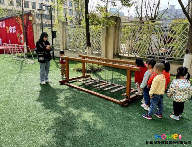 幼兒園走平衡木蕩橋對幼兒的好處