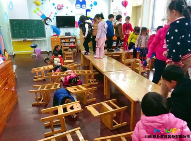  幼兒園桌椅組合室內鉆爬游戲教案