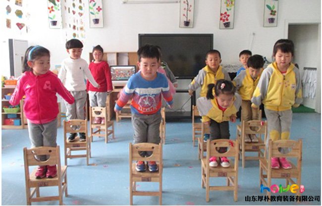 幼兒園拍椅子音樂律動游戲玩法教案