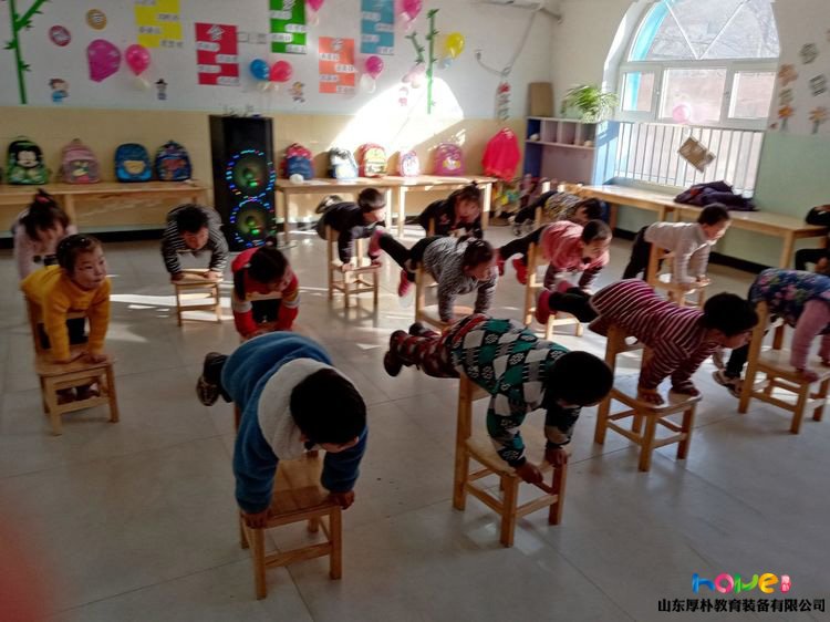 幼兒園椅子舞元旦節目的主持串詞